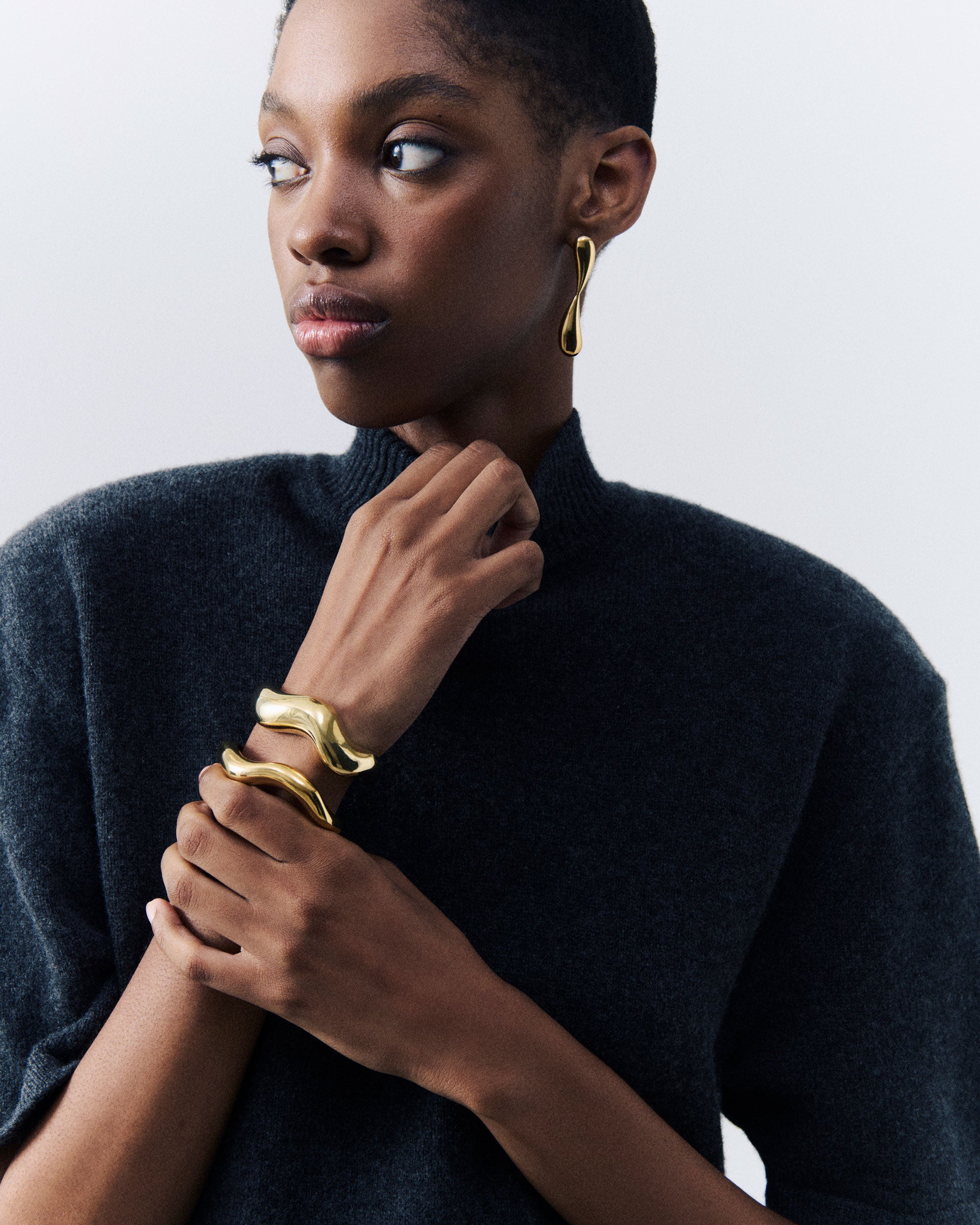 Model wearing 18k gold vermeil AGMES hanneli earrings with large and medium astrid cuff