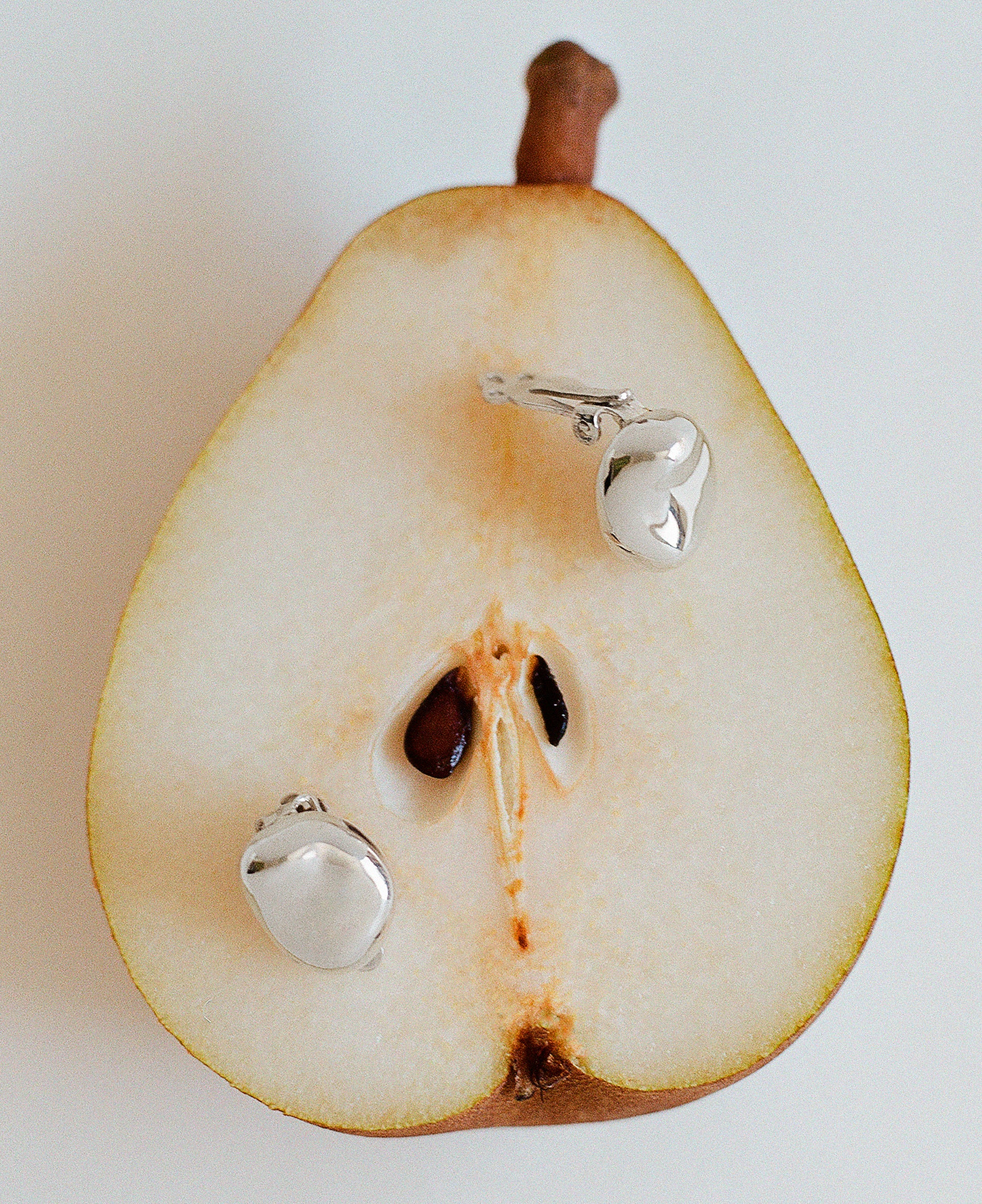 AGMES 0.925 sterling silver sculpted round Small Gia stud clip-on earrings.