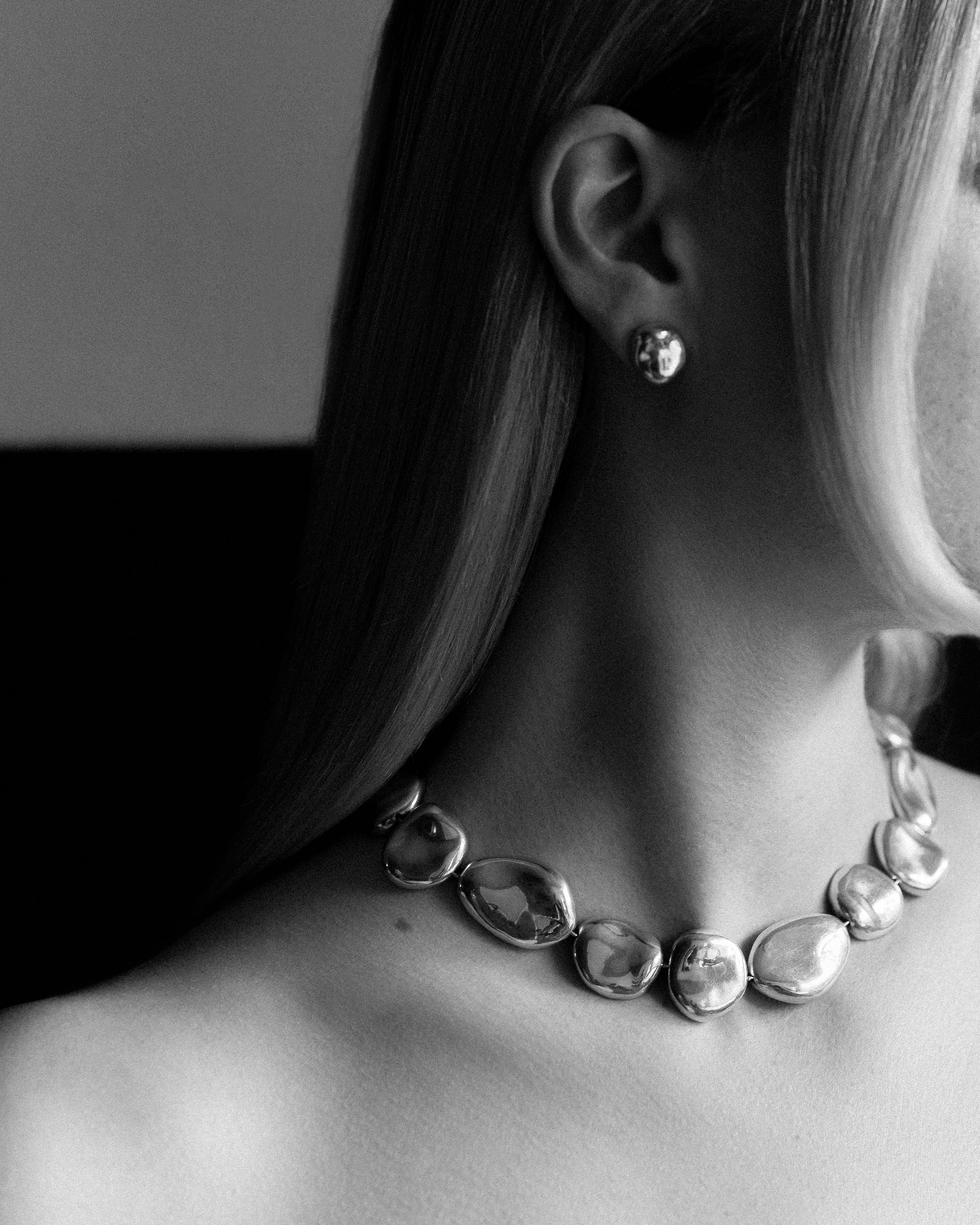 Woman wearing AGMES .925 Sterling Silver Conie sculpted round Necklace with T-Bar Clasp.