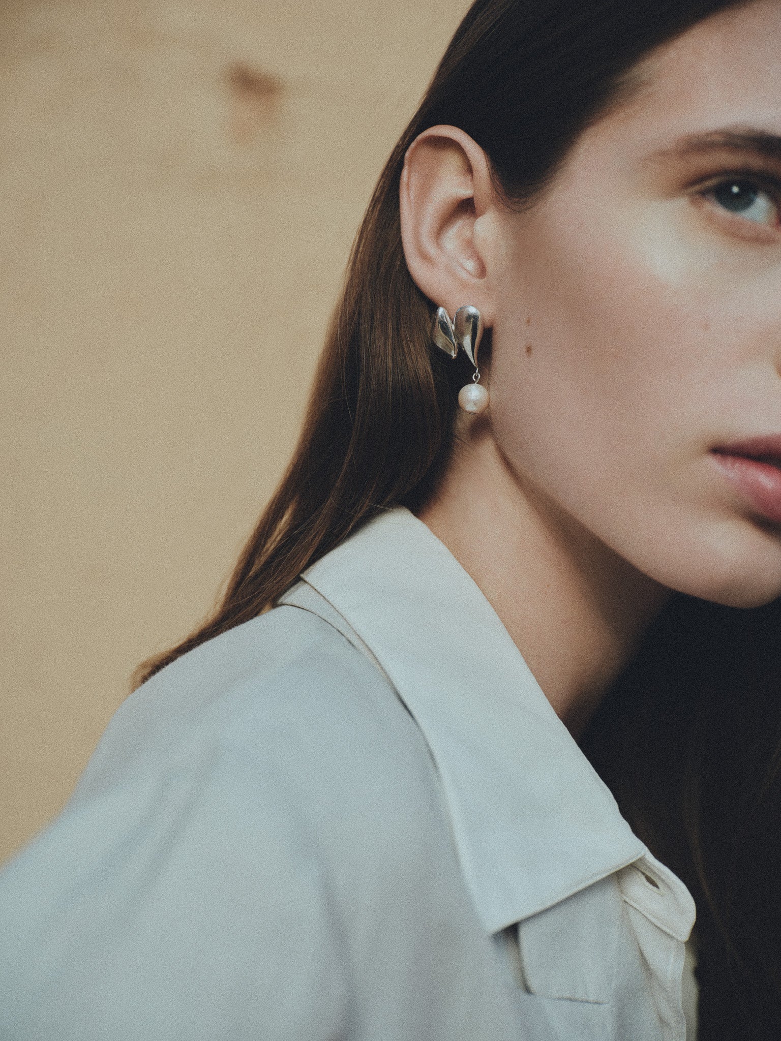 Woman wearing AGMES 0.925 sterling silver drop pearl Elvira earrings.