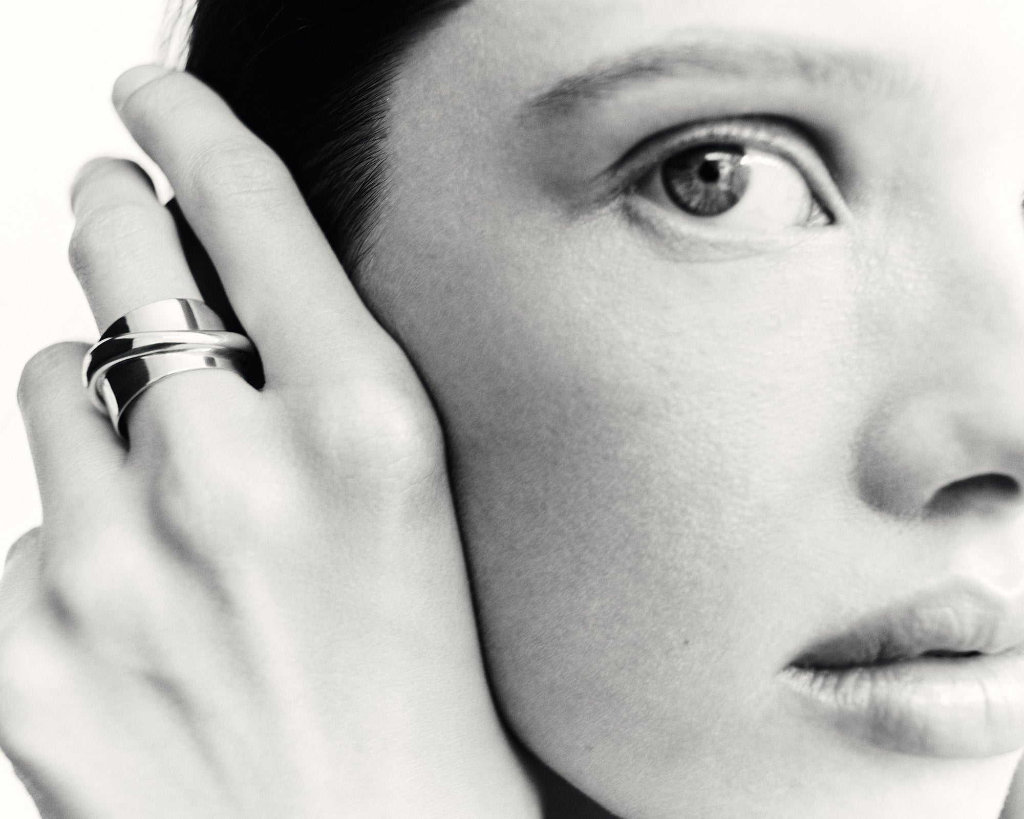 Woman wearing AGMES .925 sterling silver Large Arden Cigar Band Ring on ring finger, black & white