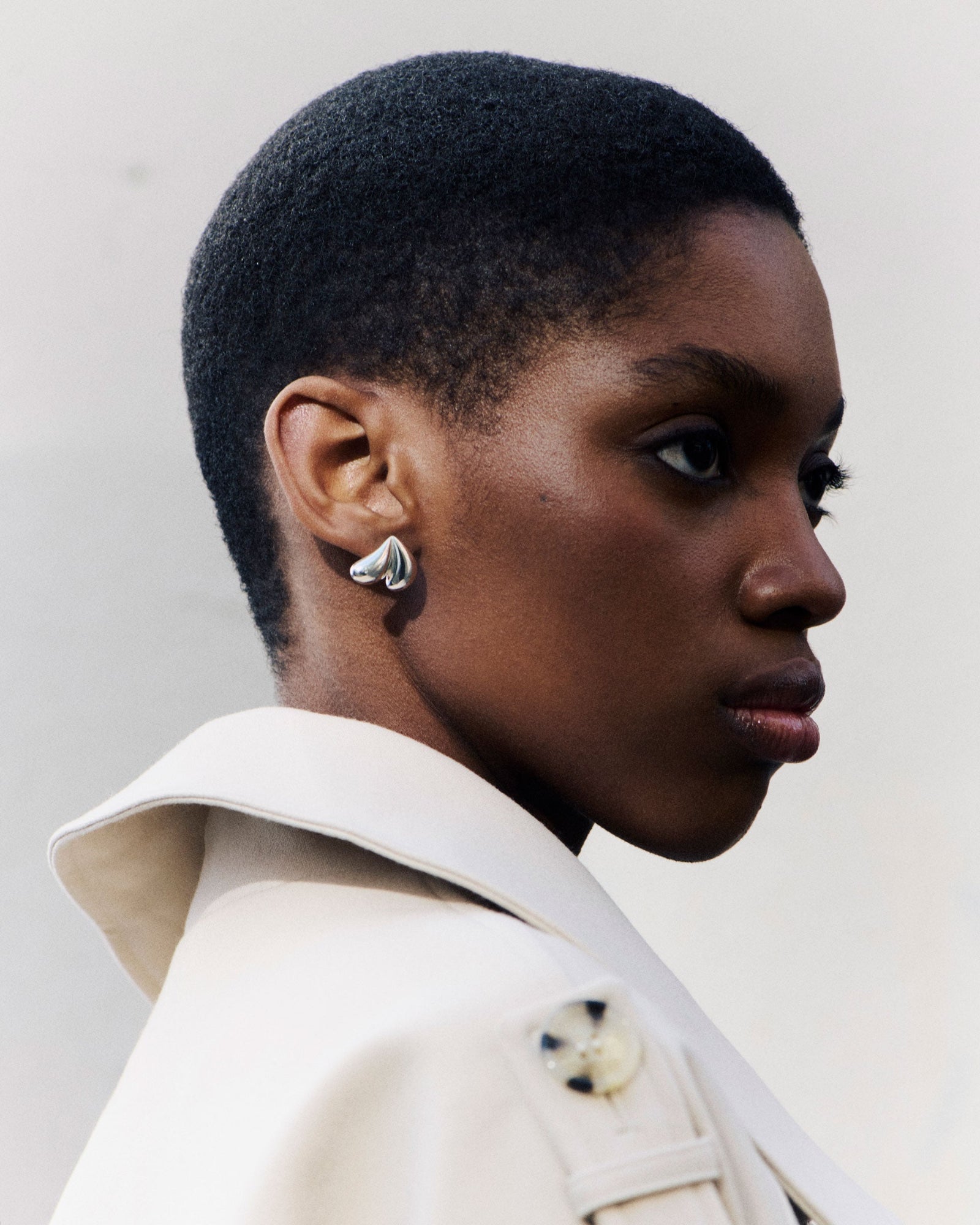 .925 sterling silver AGMES lilla earrings on model