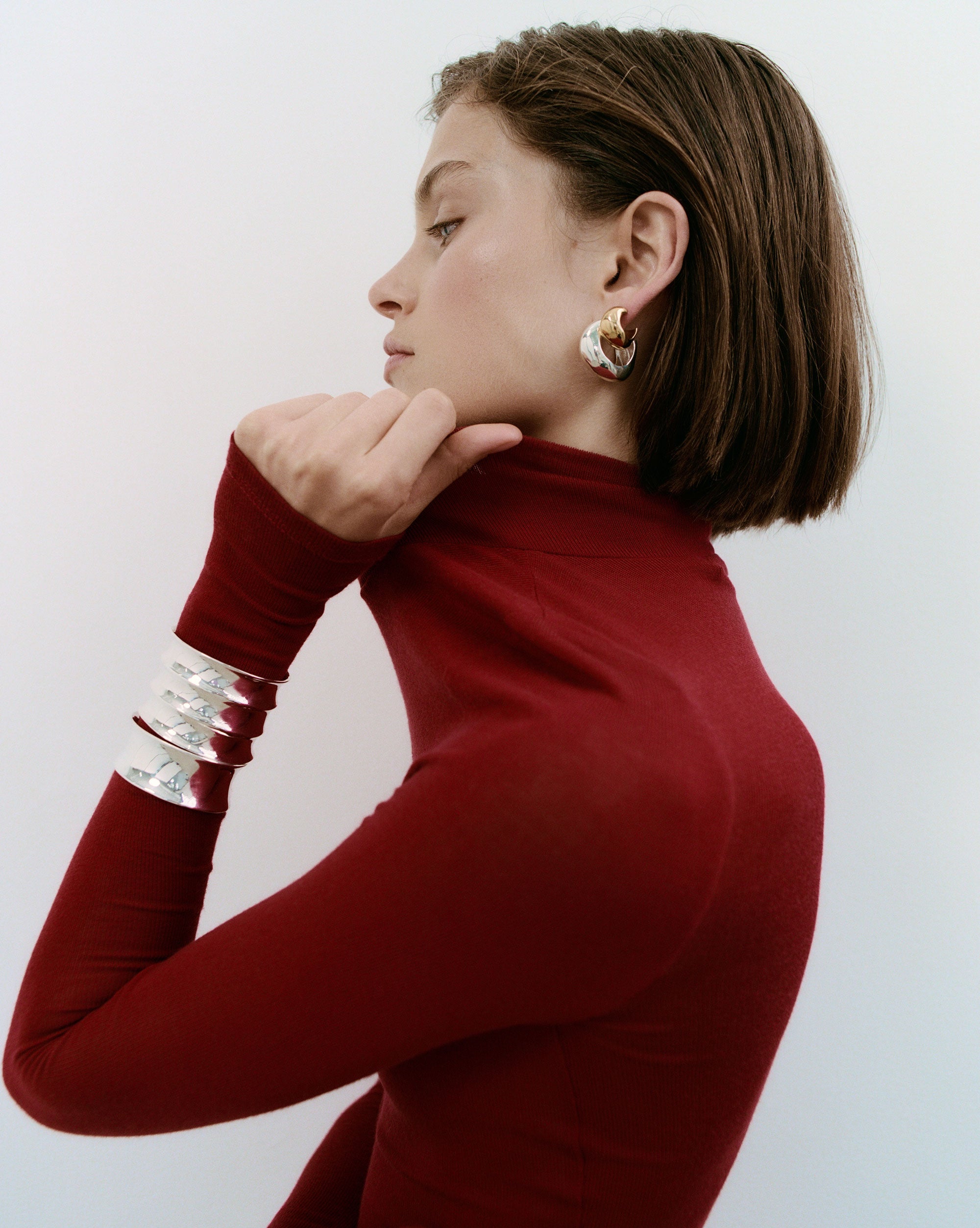 Woman wearing AGMES 0.925 sterling silver wide ridged cuff and rounded cuff set.