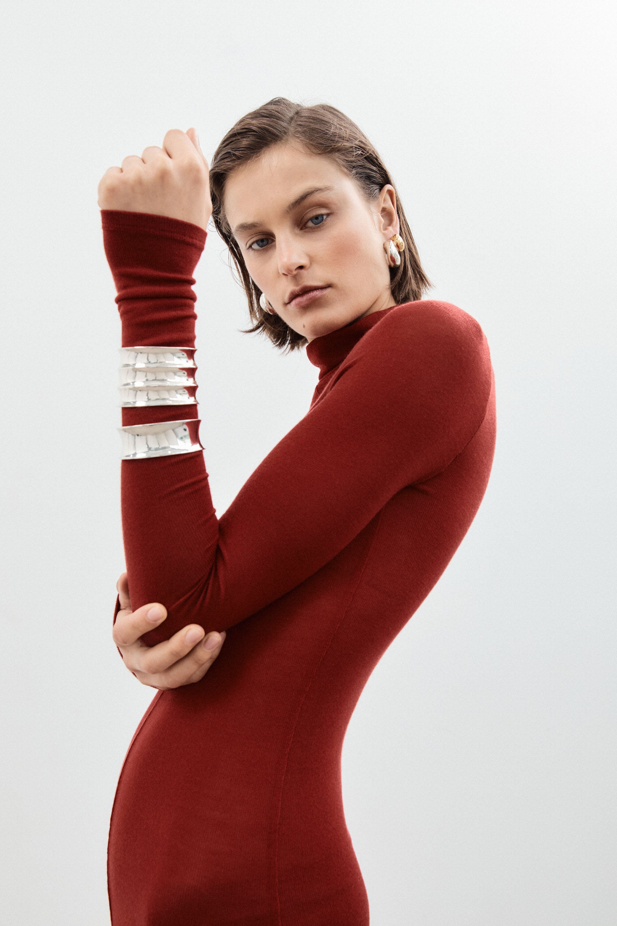 Woman wearing AGMES 0.925 sterling silver wide ridged cuff and rounded cuff set.