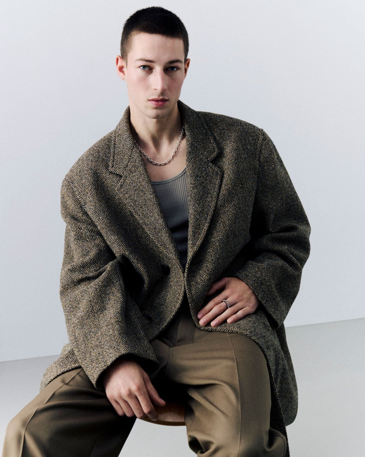 Male model wearing .925 sterling silver classic chain necklace and AGMES bertrand ring