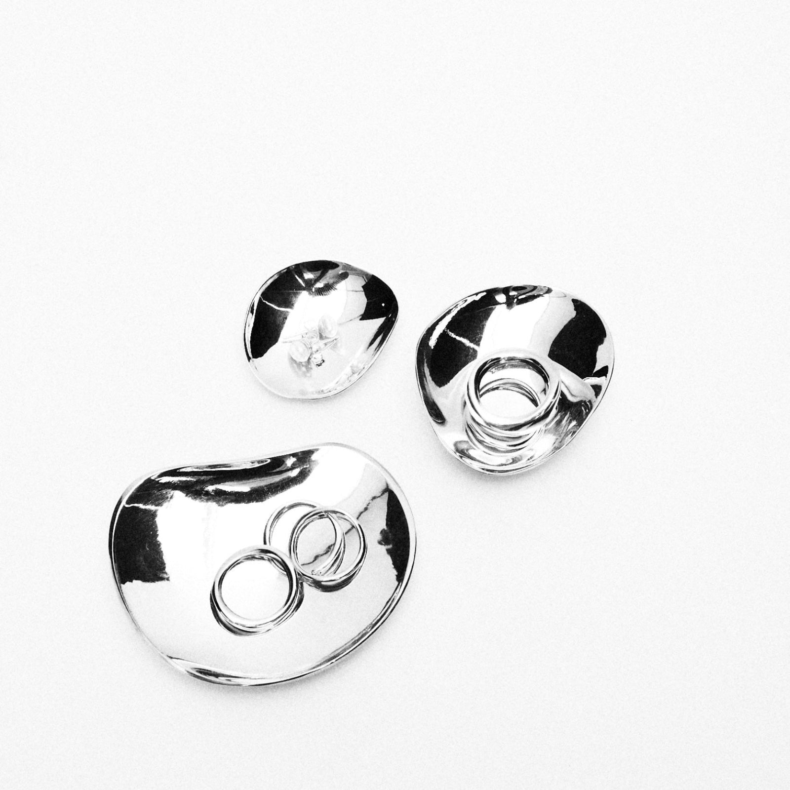 AGMES Astrid Ring Set III in .925 Sterling Silver displayed on Gabriela dishes. Includes 2 medium, and 1 large Astrid Ring.