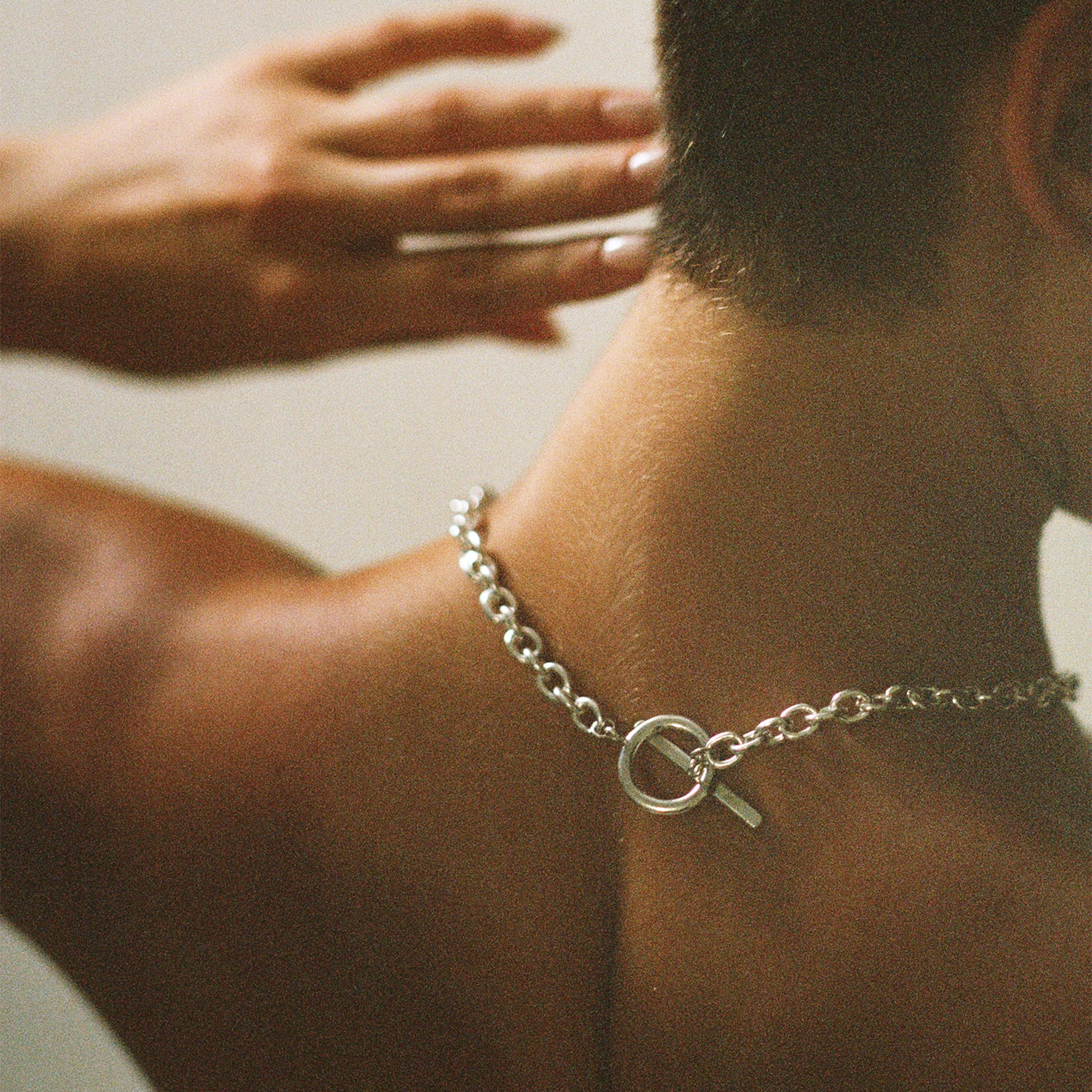 Person wearing AGMES .925 Sterling Silver Classic Chain Necklace showing T-Bar Clasp on back.