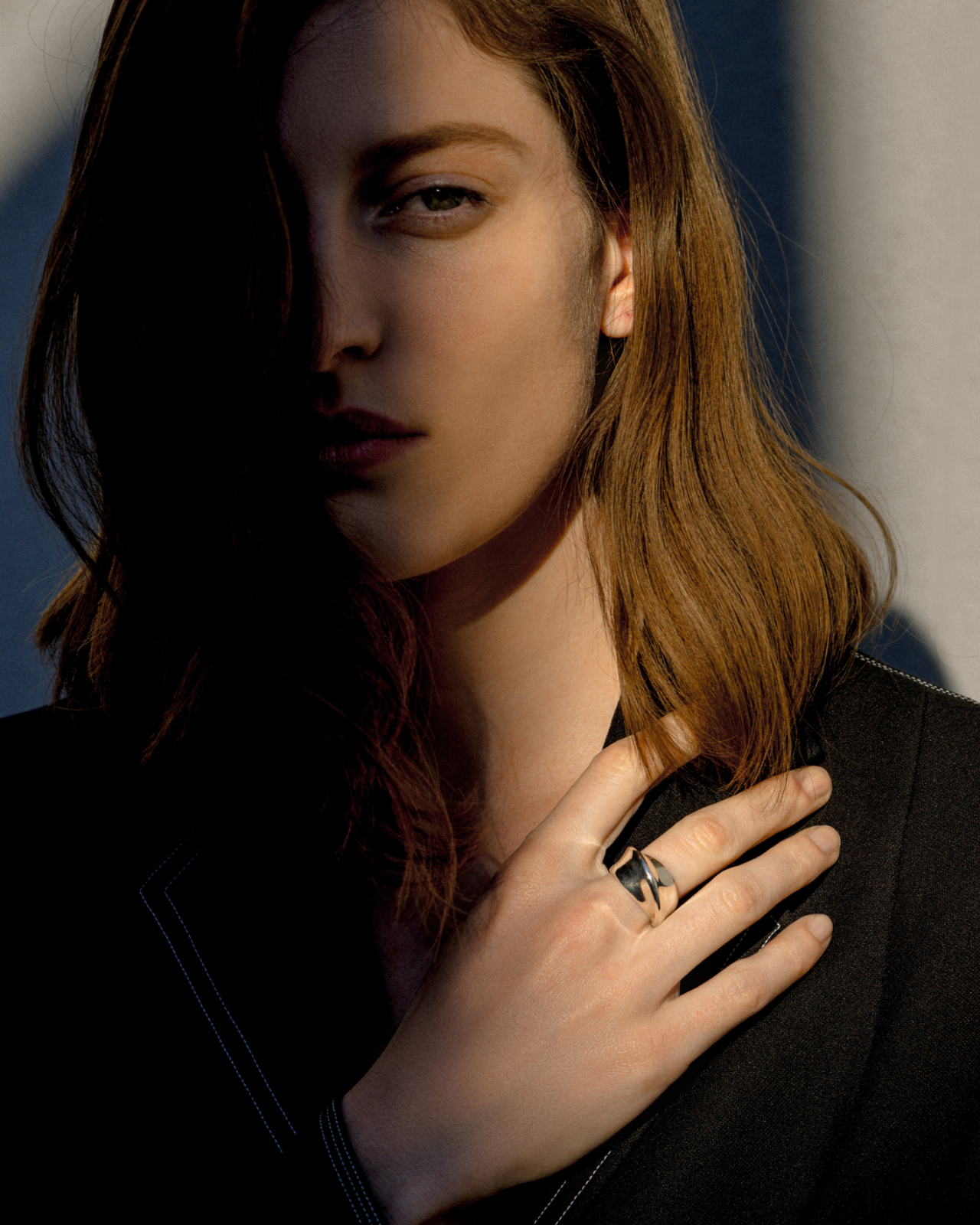 Woman wearing the AGMES .925 Sterling Silver Twist Ring.