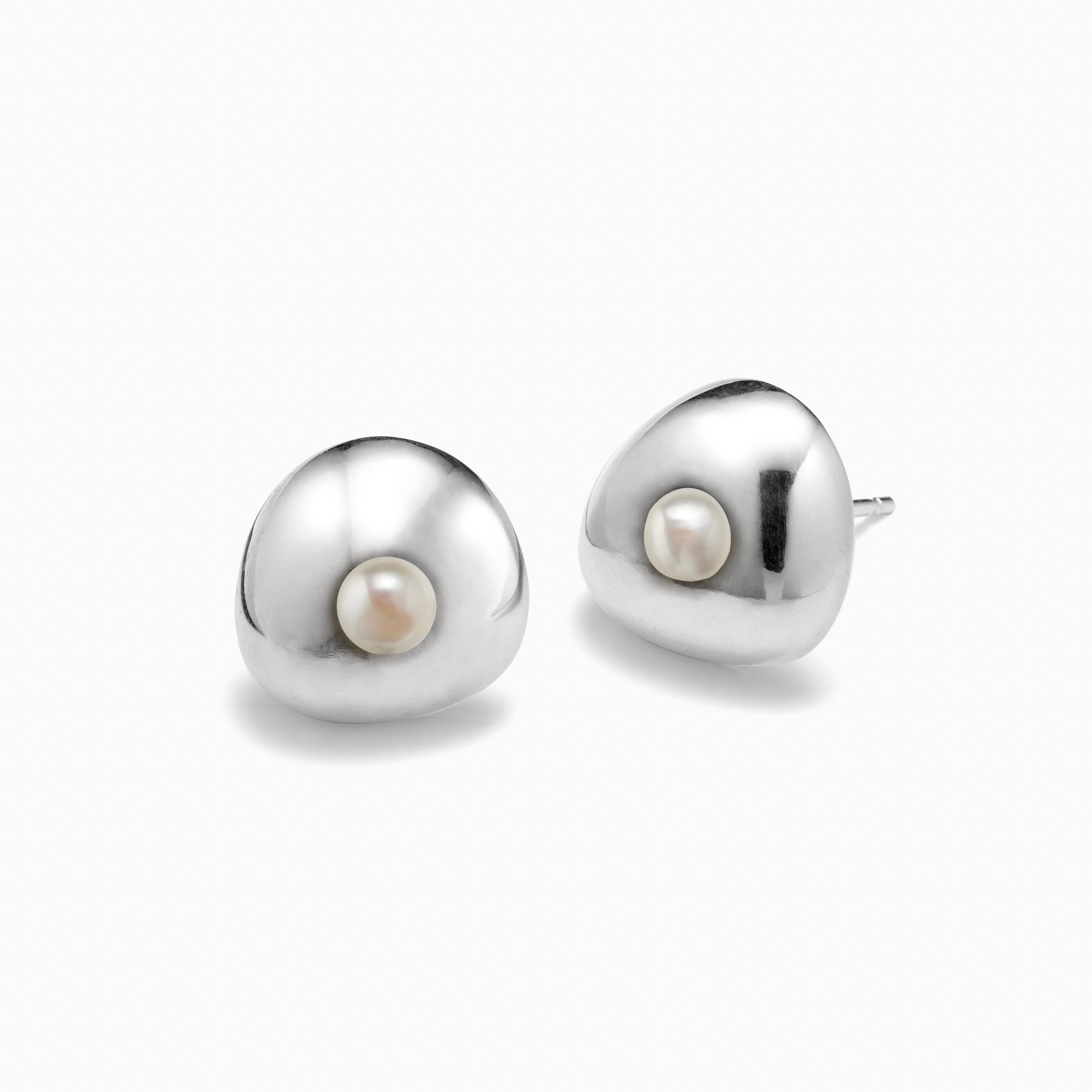 AGMES 0.925 sterling silver stud earrings with pearls.