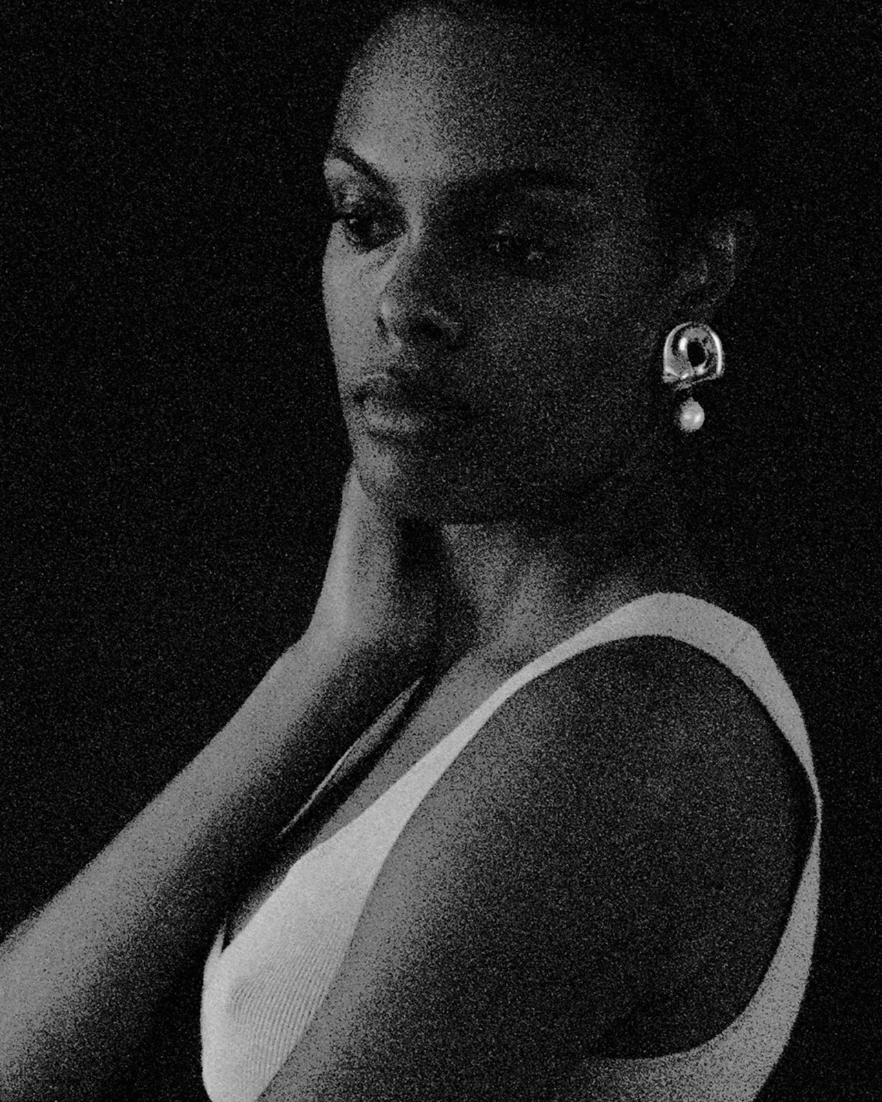 Woman wearing AGMES 0.925 sterling silver sculpted Gertrude pearl drop earrings. Simone Bodmer-Turner.