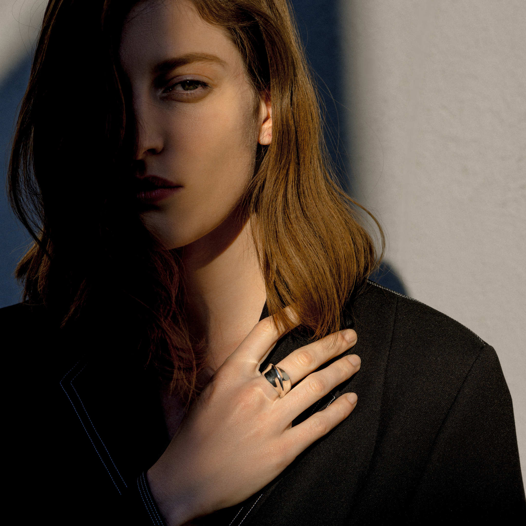 Woman wearing the AGMES .925 Sterling Silver Twist Ring.