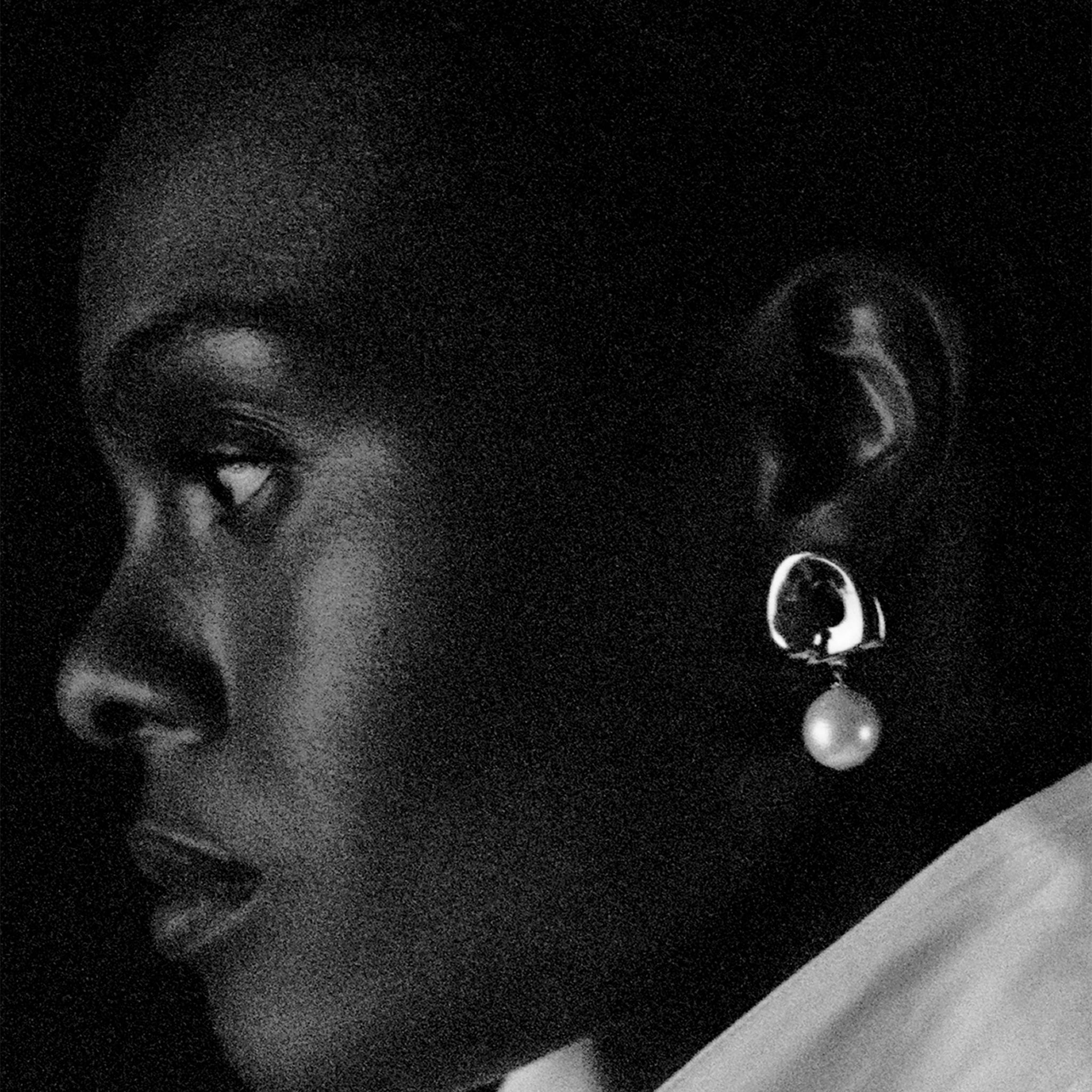 Woman wearing AGMES 0.925 sterling silver sculpted Gertrude pearl drop earrings. Simone Bodmer-Turner.