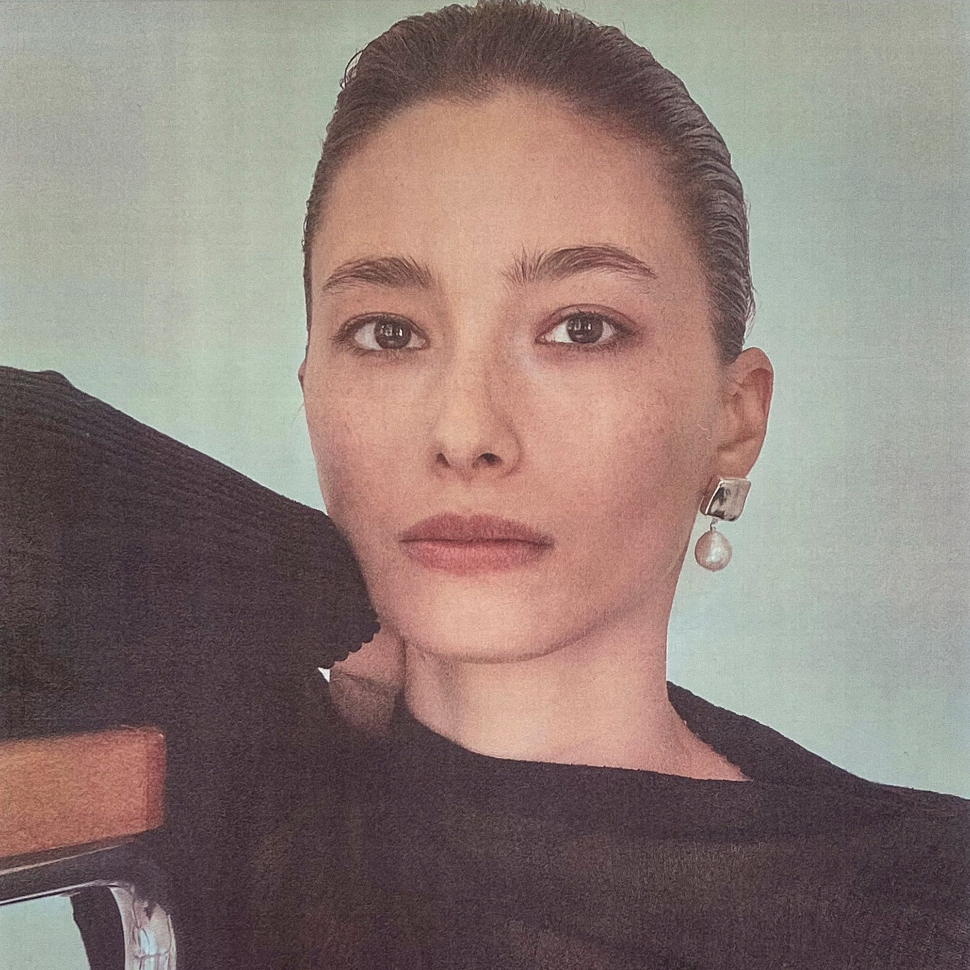Woman wearing AGMES 0.925 sterling silver square shaped earrings with freshwater pearl drop.