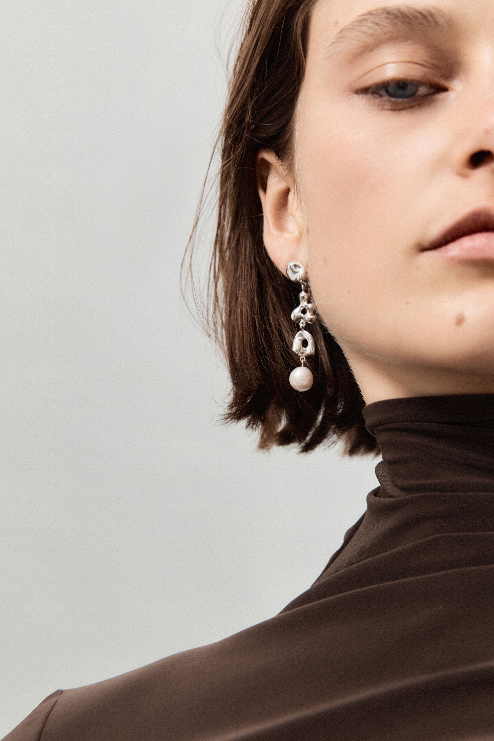 AGMES Diane earring sterling silver with a freshwater pearl.