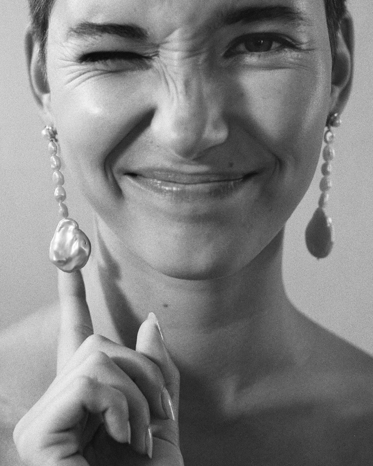 Woman wearing AGMES Emmanuelle earrings in 0.925 sterling silver with long freshwater pearl drop.