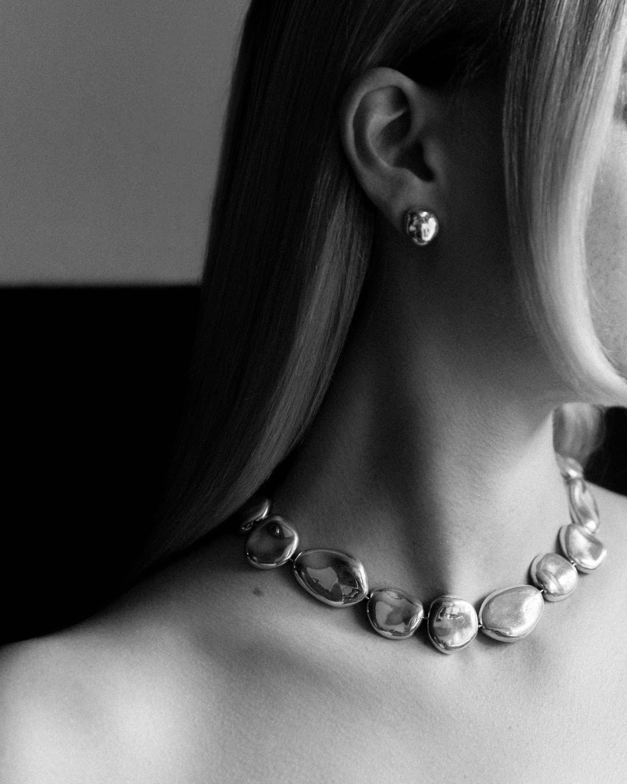 Woman wearing AGMES .925 Sterling Silver Conie sculpted round Necklace with T-Bar Clasp.