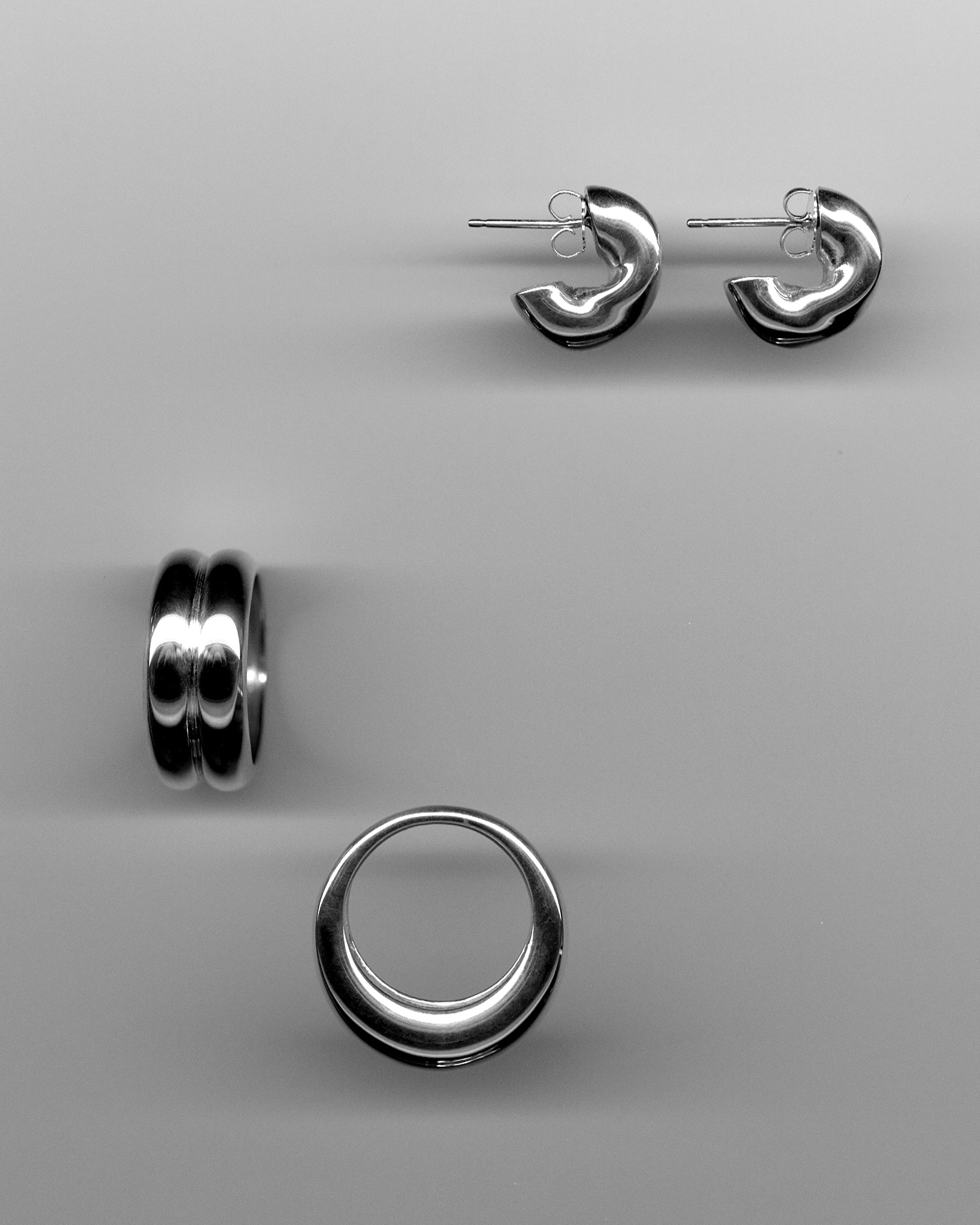 AGMES 18k gold vermeil thick hoop earrings. With two sterling silver sculpted rings.