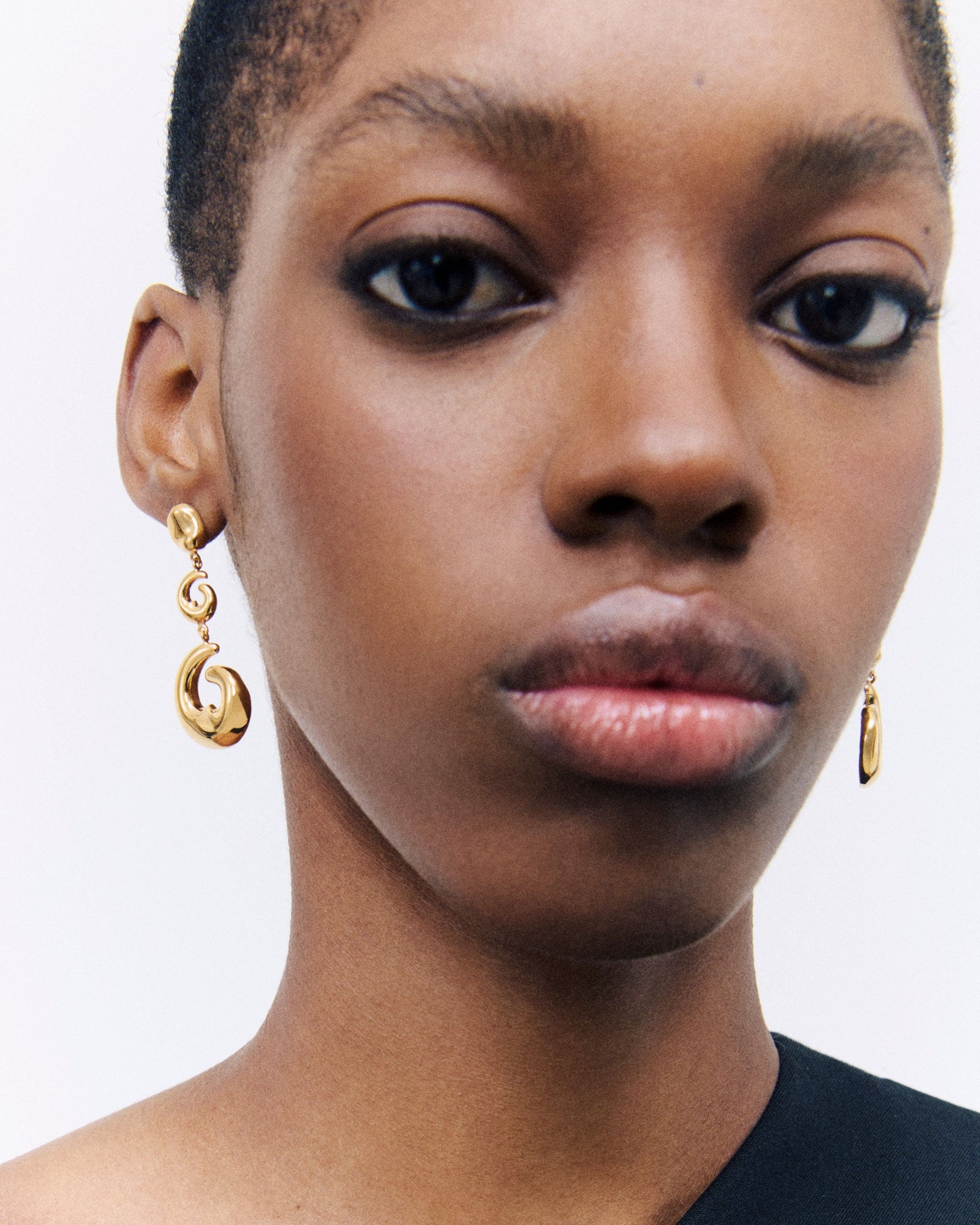 Woman wearing AGMES Short Hilda Earrings in 18k gold vermeil
