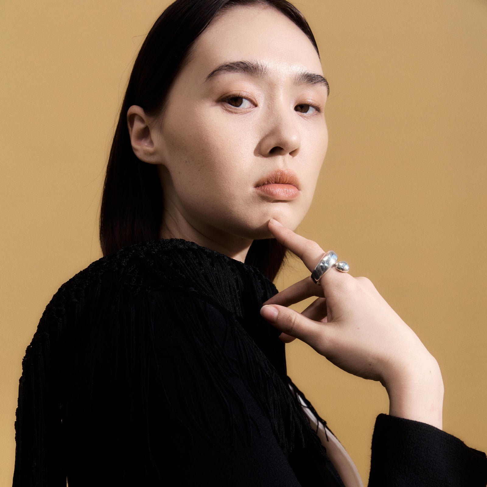 Woman wearing the AGMES .925 Sterling Silver Synergy Ring. 