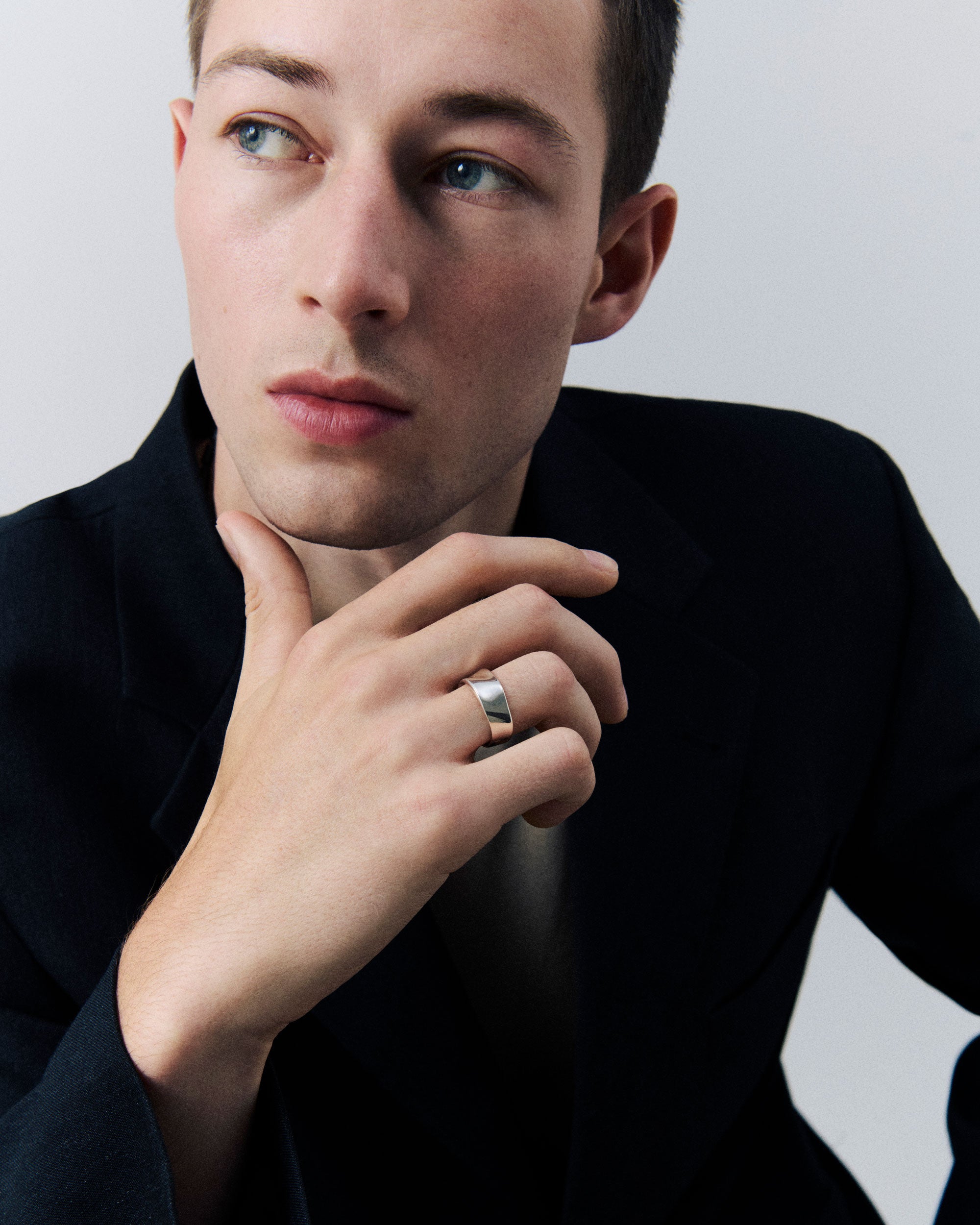 Man wearing agmes astrid cigar band narrow ring in .925 sterling silver