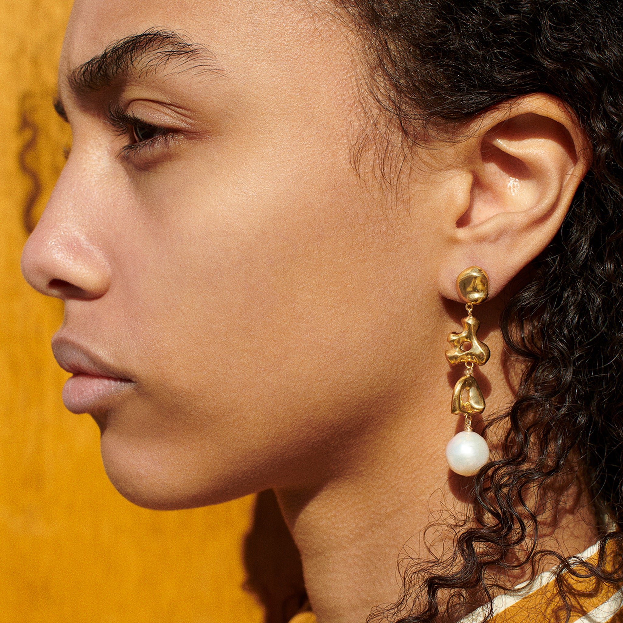 AGMES Diane earring 18k Gold Vermeil with a freshwater pearl.