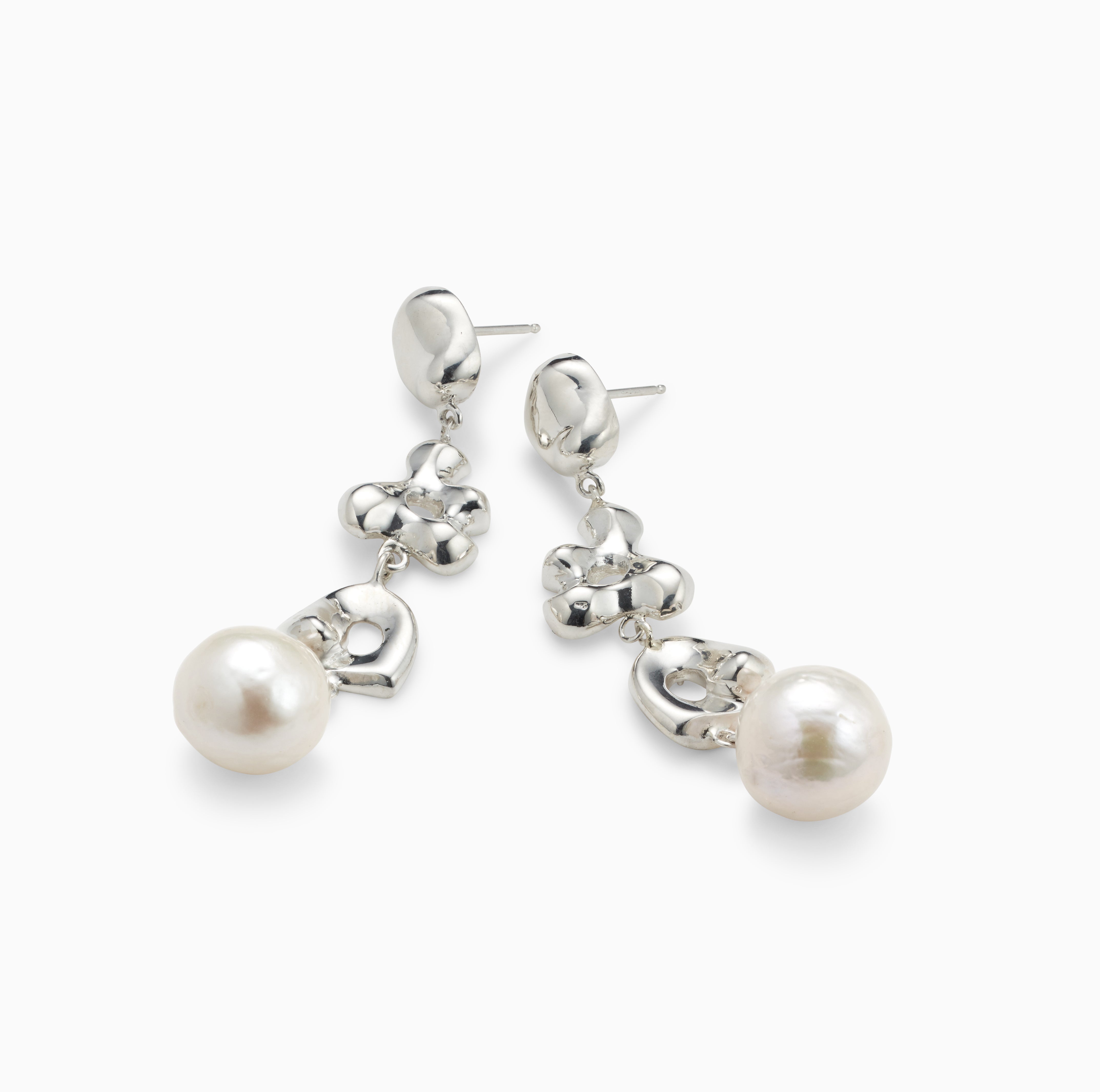 AGMES Diane earring sterling silver with a freshwater pearl.
