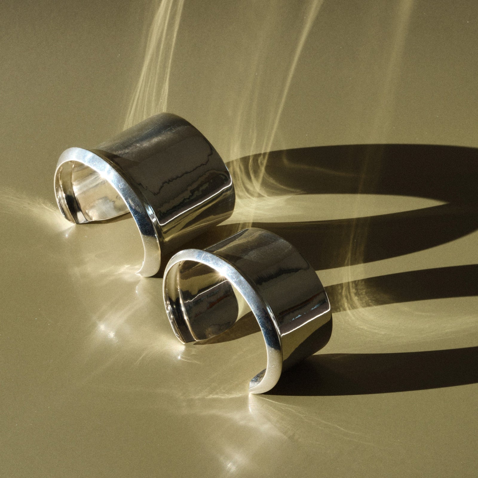 AGMES 0.925 sterling silver simple and modern cuff set with a geometric scallop detail on edges.
