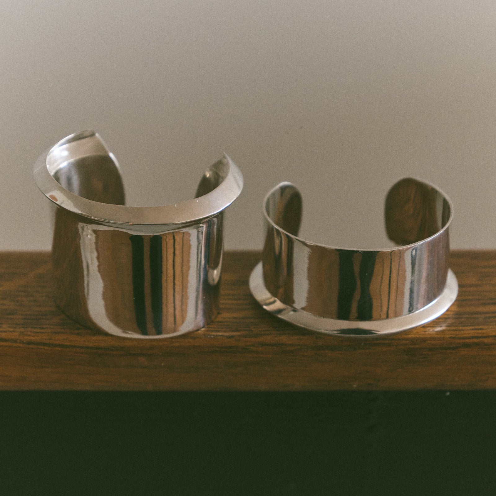 AGMES 0.925 sterling silver simple and modern cuff set with a geometric scallop detail on edges.