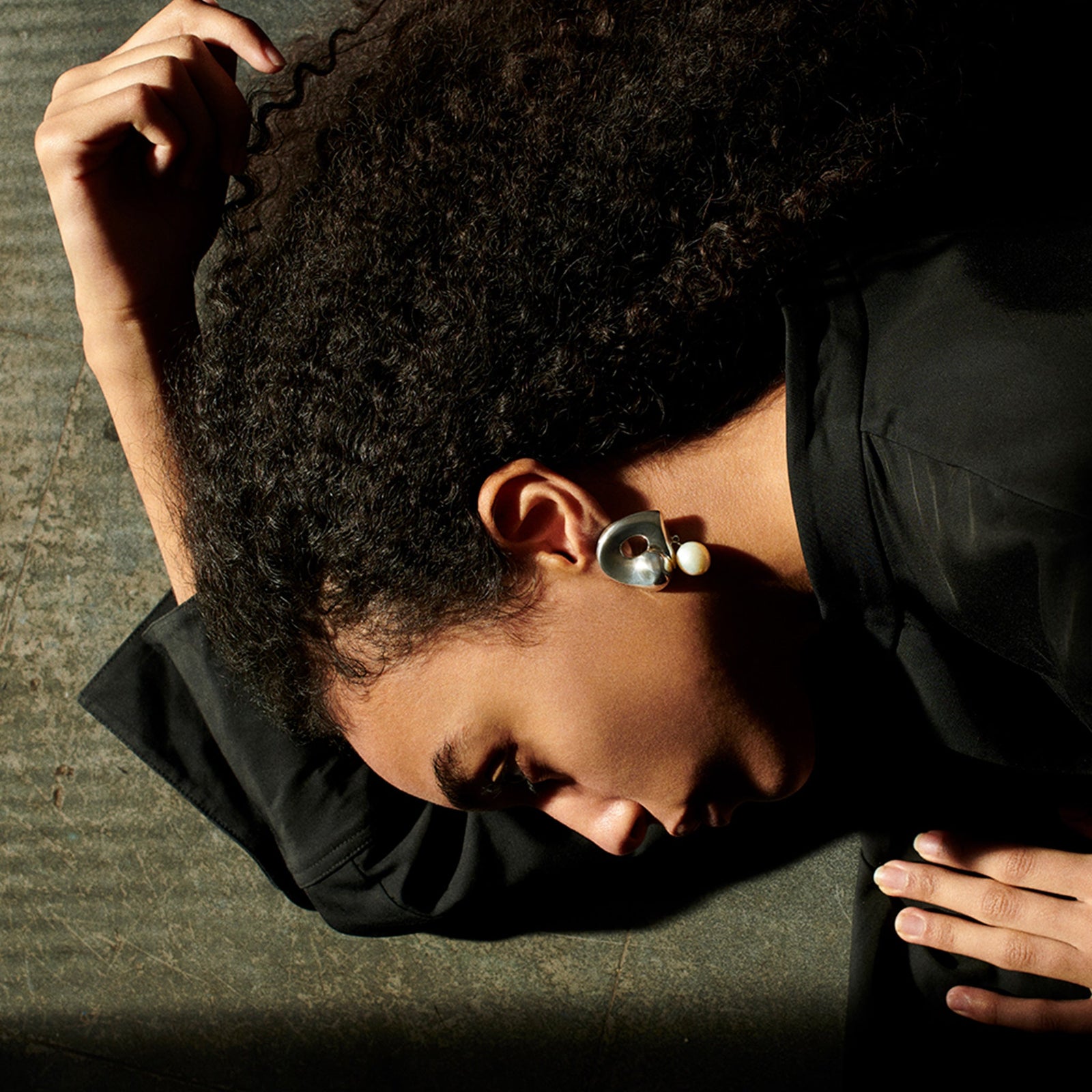 Woman wearing AGMES 0.925 sterling silver sculpted Gertrude pearl drop earrings. Simone Bodmer-Turner.