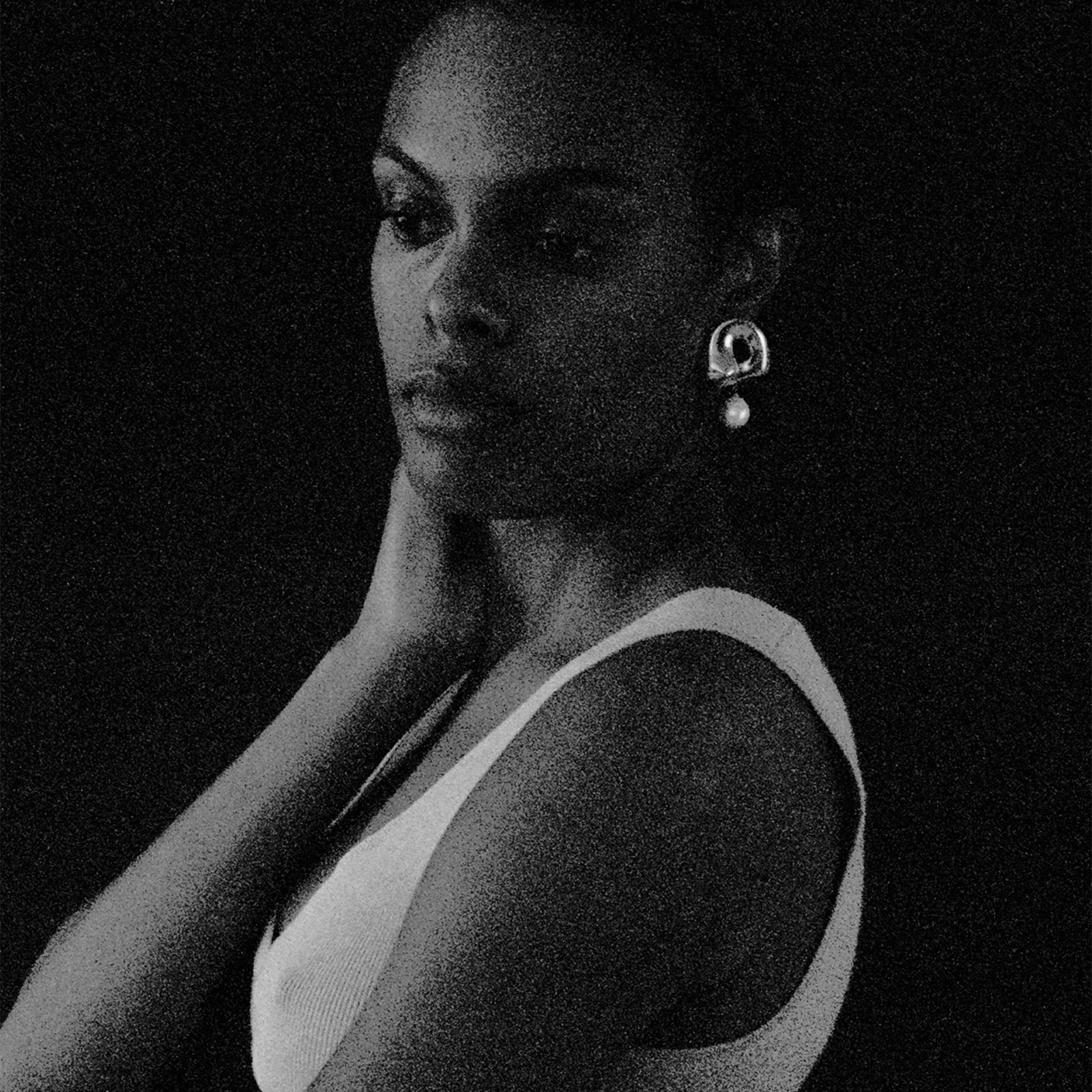 Woman wearing AGMES 0.925 sterling silver sculpted Gertrude pearl drop earrings. Simone Bodmer-Turner.