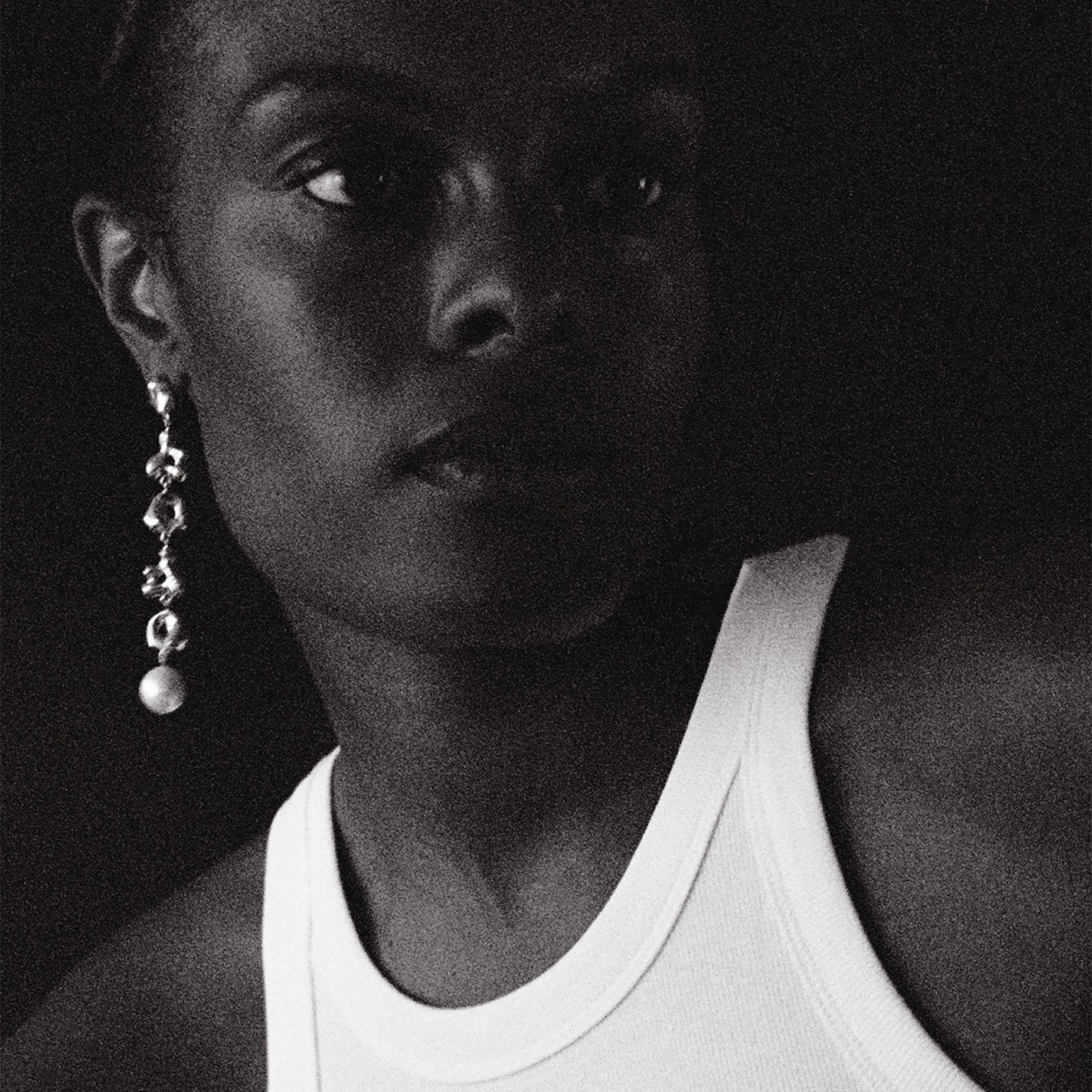 Woman wearing AGMES0.925 sterling silver long Diane earrings with freshwater drop pearl. Simone Bodmer-Turner.